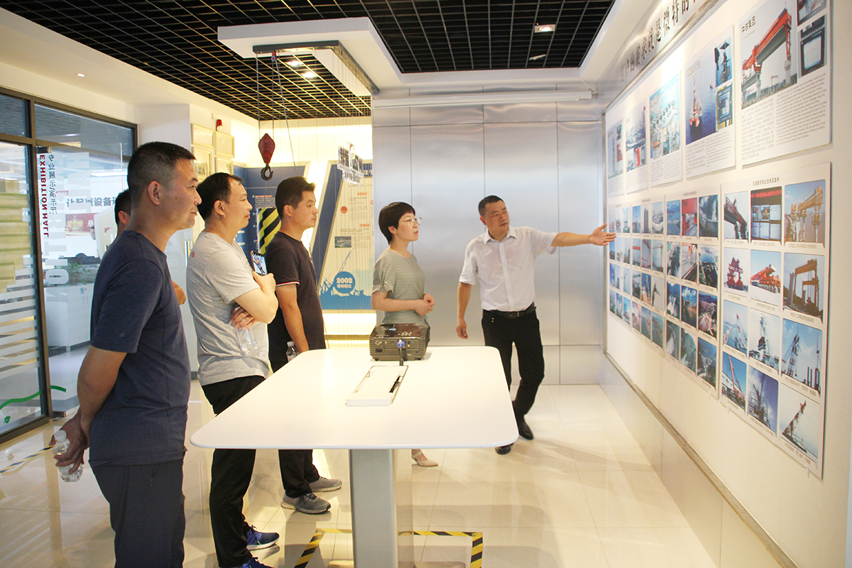 總經(jīng)理邱曉紅、副總經(jīng)理顏劍一行人蒞臨微特