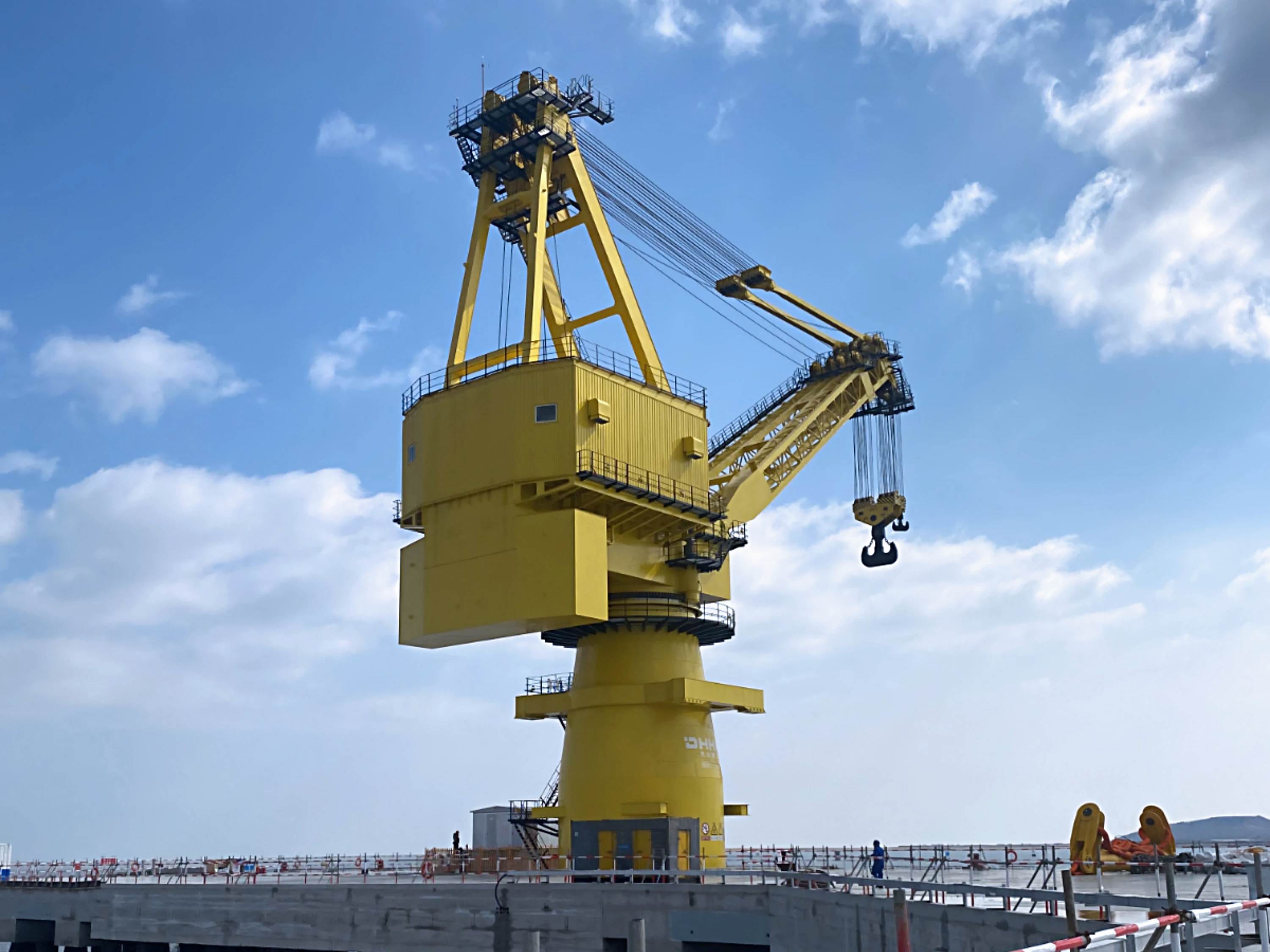 微特產(chǎn)品助力大連華銳大型門(mén)座機(jī)安全作業(yè)